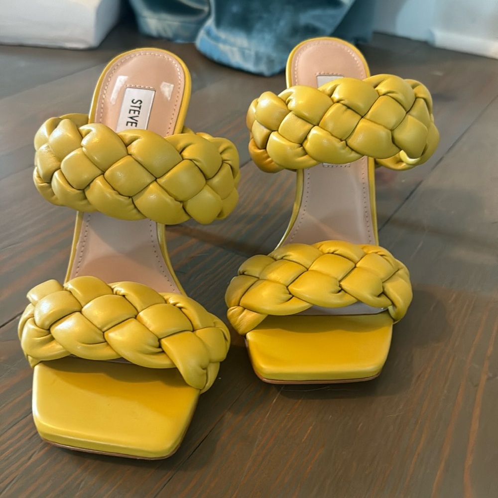 Beautiful Gold/mustard women’s Steve Madden heals Size 6.5